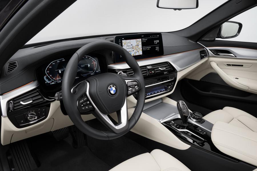Торпедо BMW 530i Touring Luxury Line (G31) 2020 года  (WW) (фото 33 из 73)
